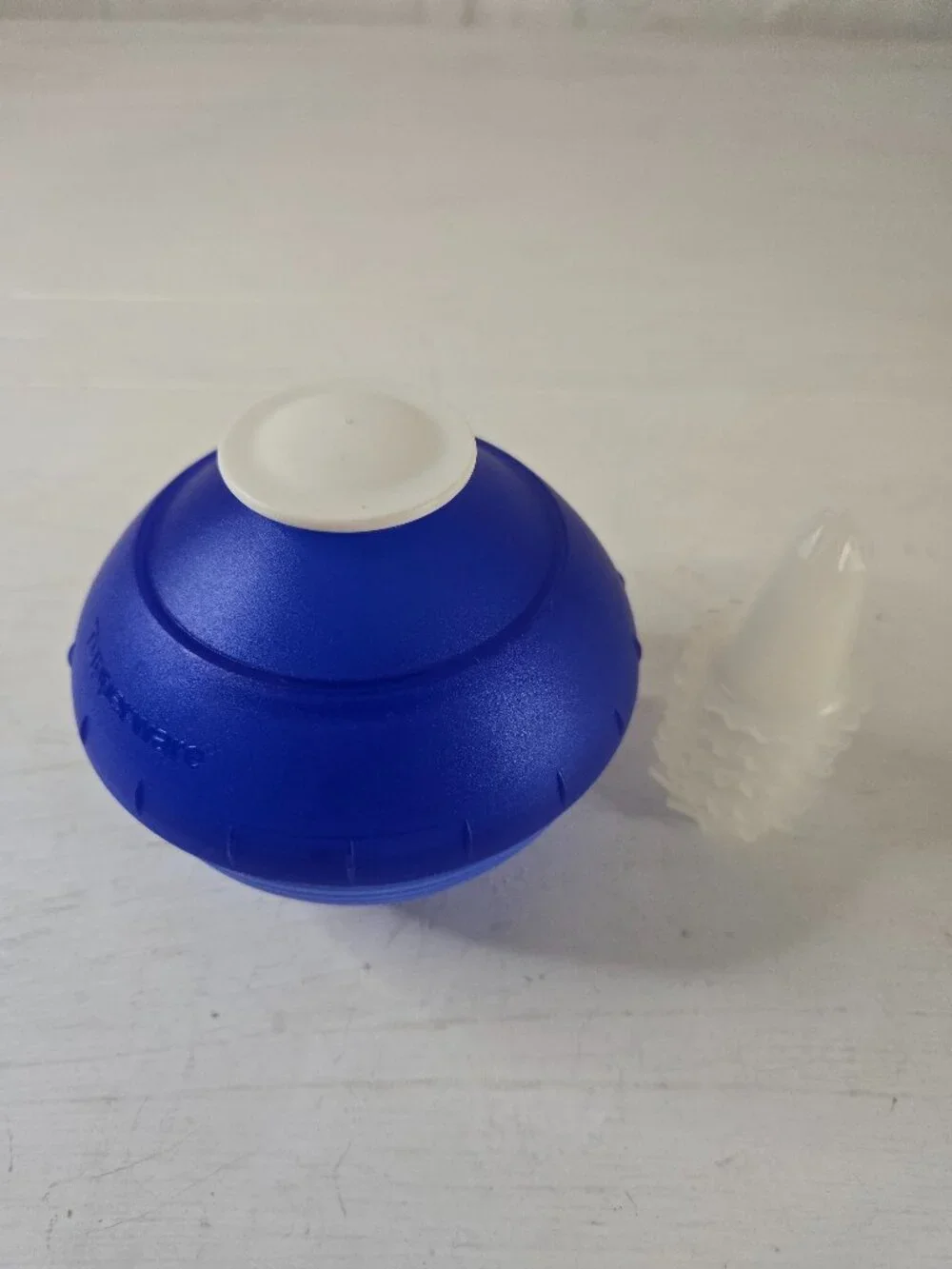 Tupperware Squeeze It Gourmet Cake Decorator with 5 tips